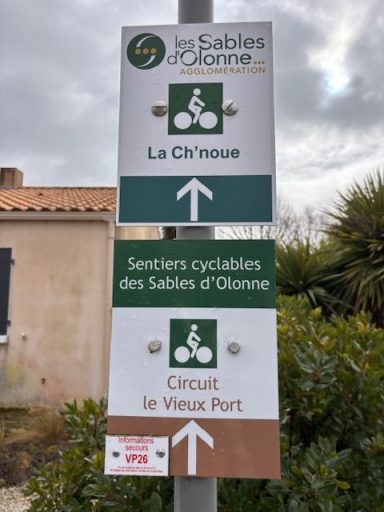 Pistes cyclables Panneau directionnel indiquant des itinéraires à vélo aux Sables d'Olonne.